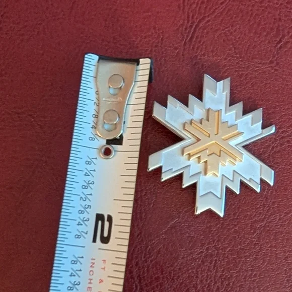 14k 2002 Salt Lake City Olympics Limited Edition Numbered Snowflake Pin - Picture 3 of 4